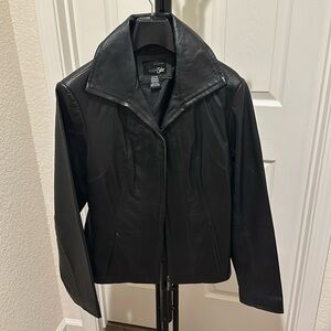 Fitted genuine leather jacket with zipper and pockets.